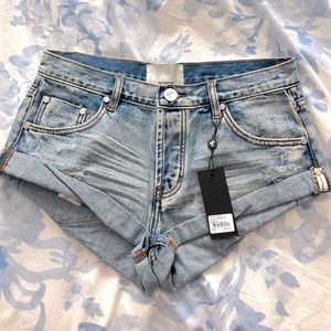 BRAND NEW: HENDRIXE BANDIT LOW WAIST DENIM SHORT

One teaspoon denim’s shorts.